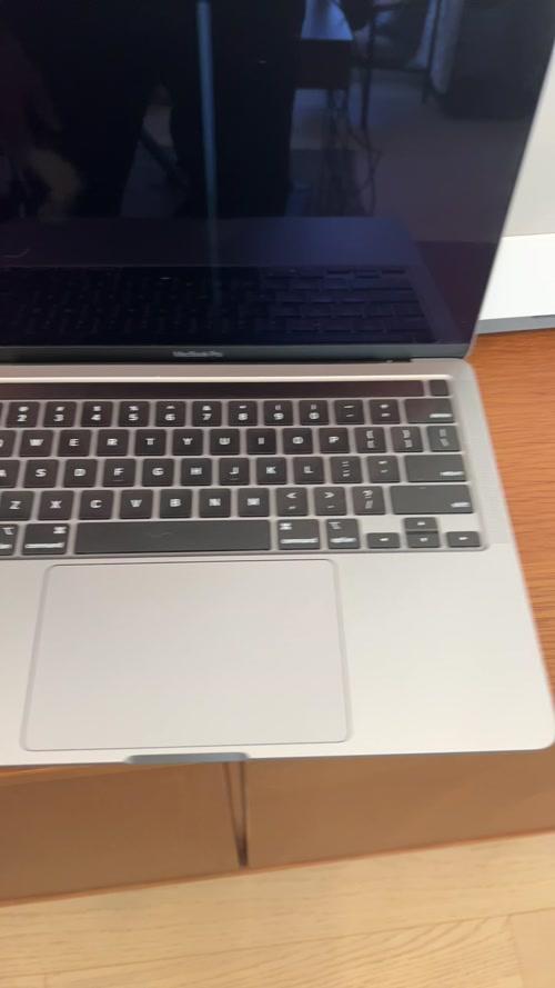 Sleek Apple Laptop - non working screen